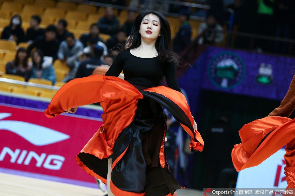 CBA第25轮:啦啦队曼妙舞姿助力球队