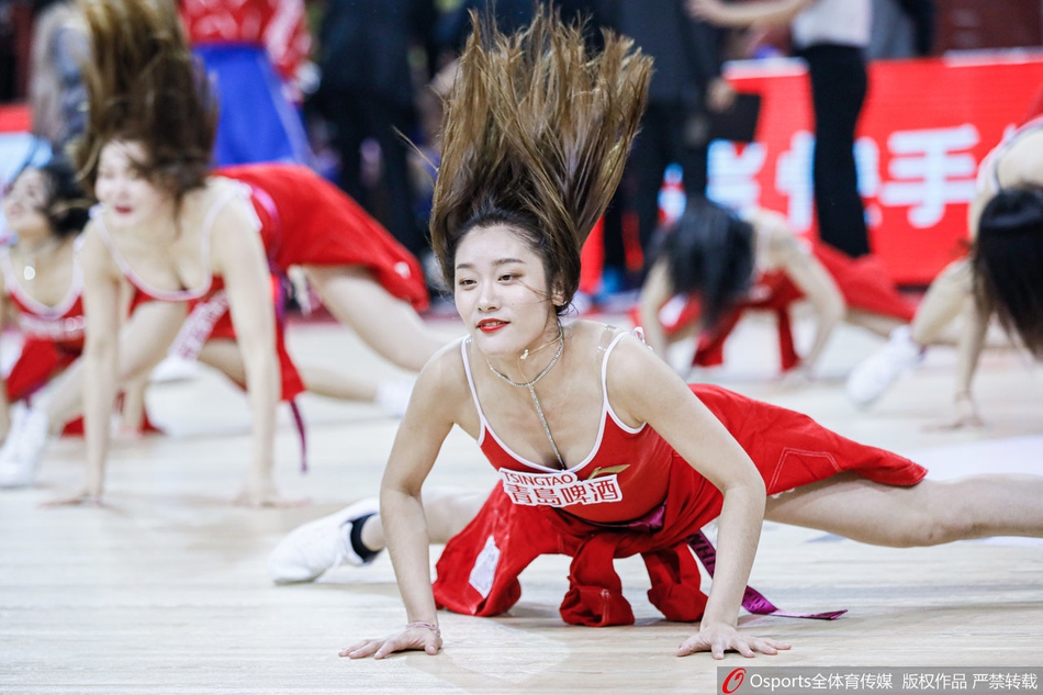 CBA第25轮:啦啦队曼妙舞姿助力球队