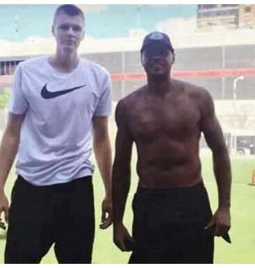 太社会了！安东尼这身材真是一点也不比登哥差啊