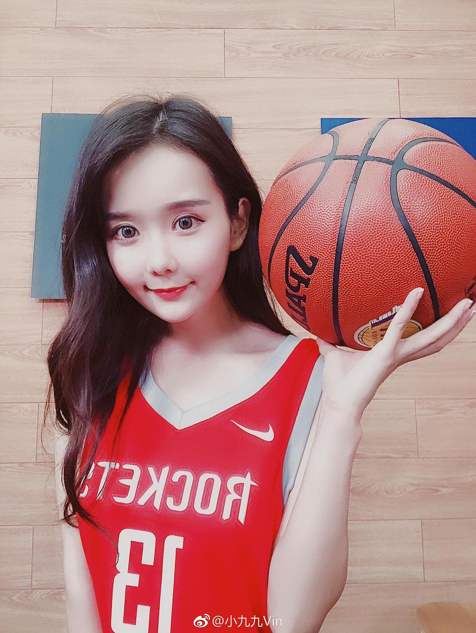 网红小姐姐为哈登打call！她还是世界杯宝贝