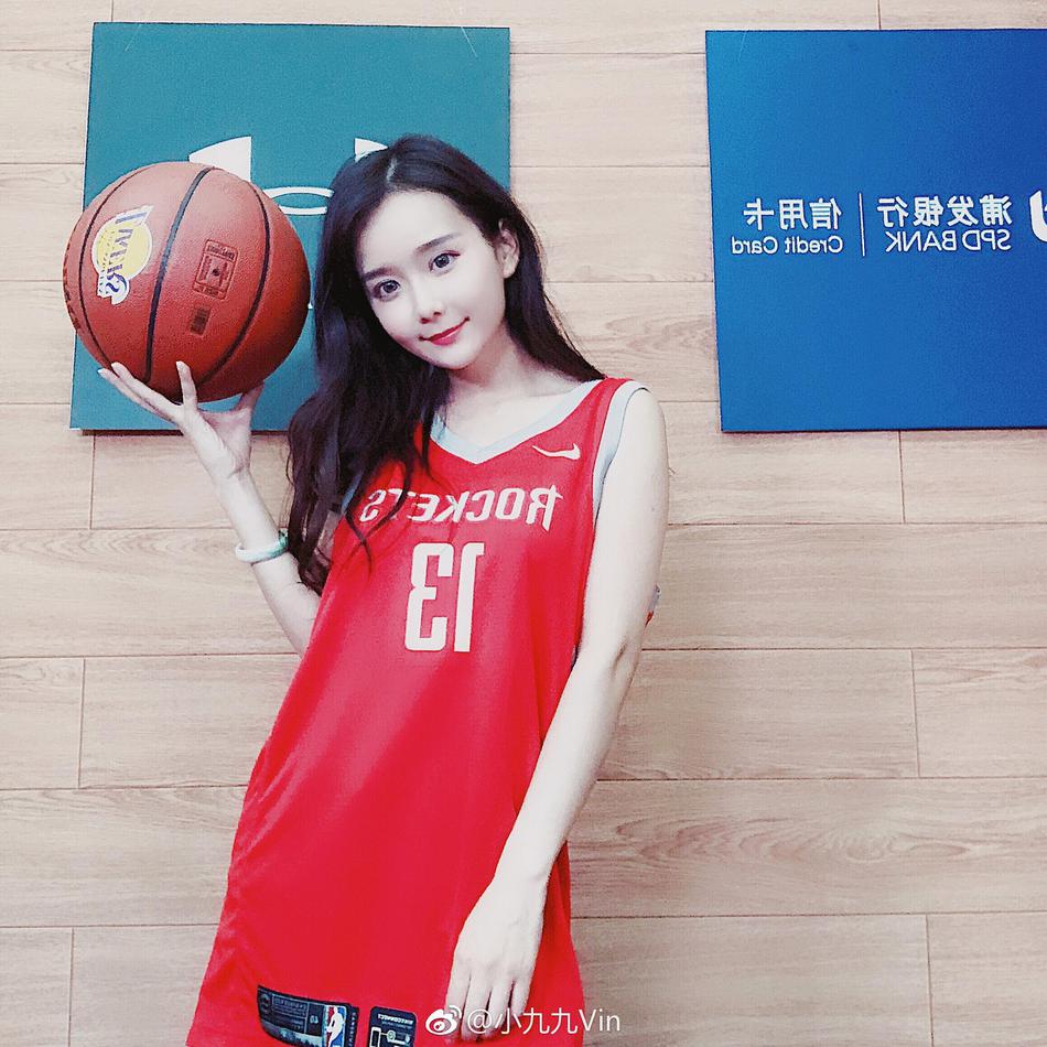 网红小姐姐为哈登打call！她还是世界杯宝贝