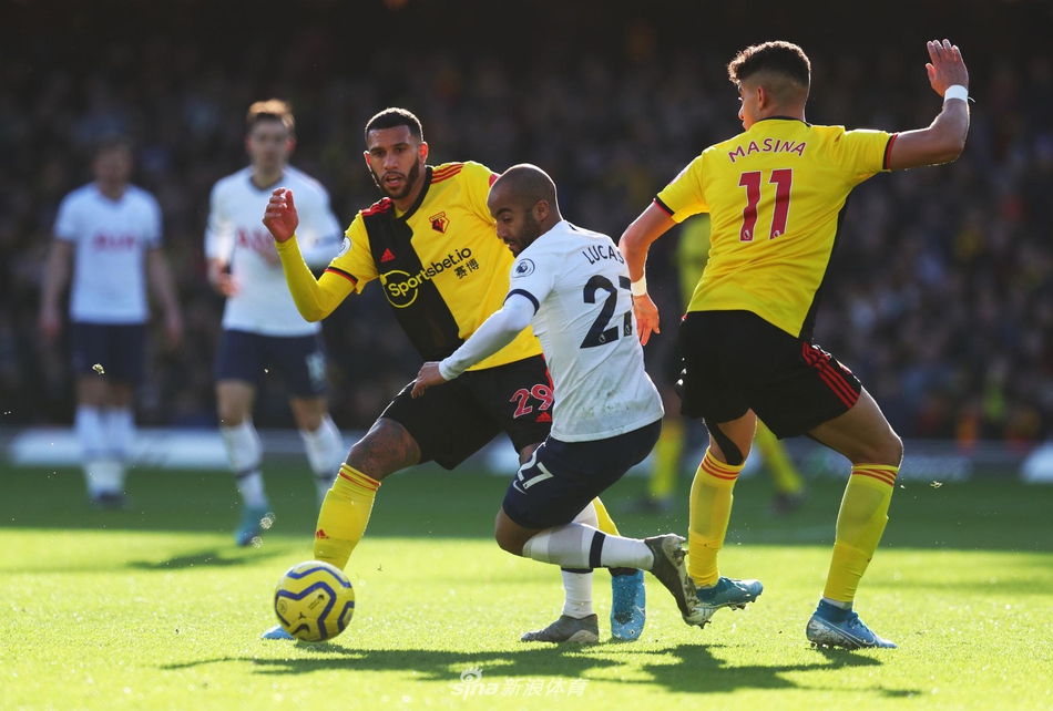 卢卡斯-莫拉带球