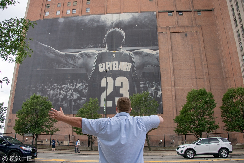 球迷模仿詹姆斯海报动作