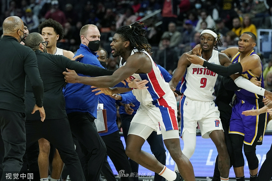 湖人活塞大规模冲突！詹姆斯肘击对手被驱逐
