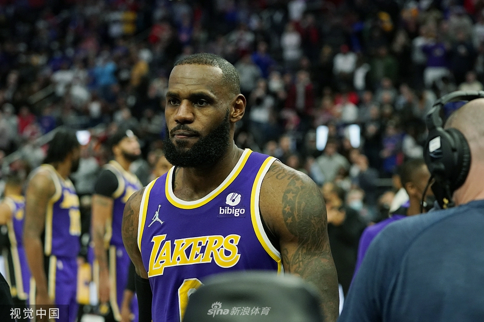 湖人活塞大规模冲突！詹姆斯肘击对手被驱逐