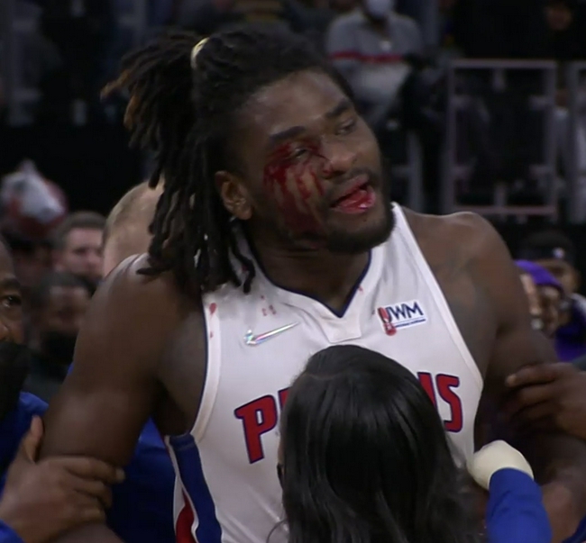 湖人活塞大规模冲突！詹姆斯肘击对手被驱逐