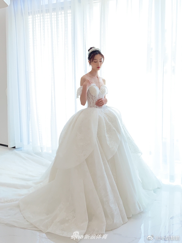 北体大跳高美女胡麟鹏晒美拍 大长腿抢镜