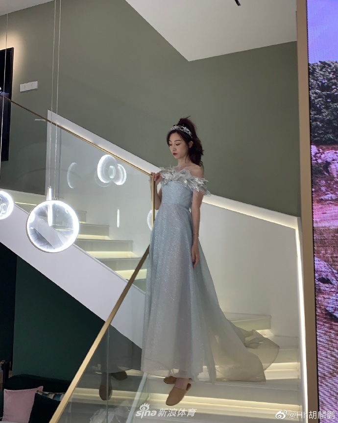 北体大跳高美女胡麟鹏晒美拍 大长腿抢镜