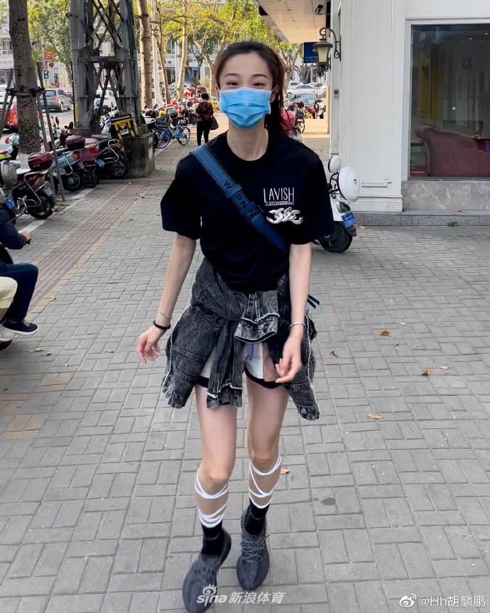 北体大跳高美女胡麟鹏晒美拍 大长腿抢镜