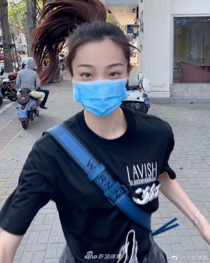 北体大跳高美女胡麟鹏晒美拍 大长腿抢镜