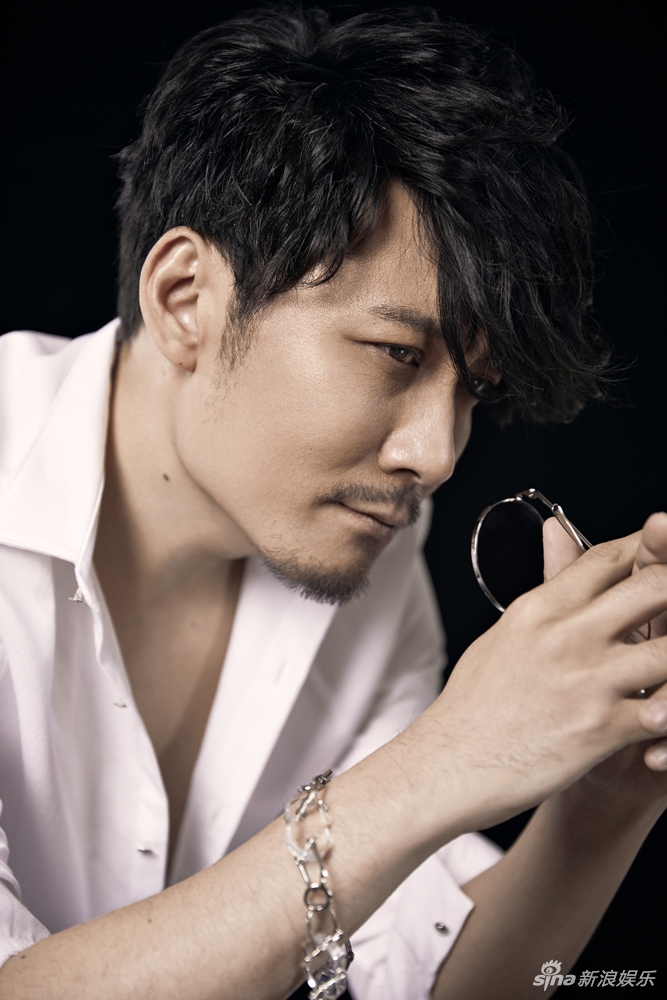 组图:赵峥曝光最新写真 熟男大秀性感好身材