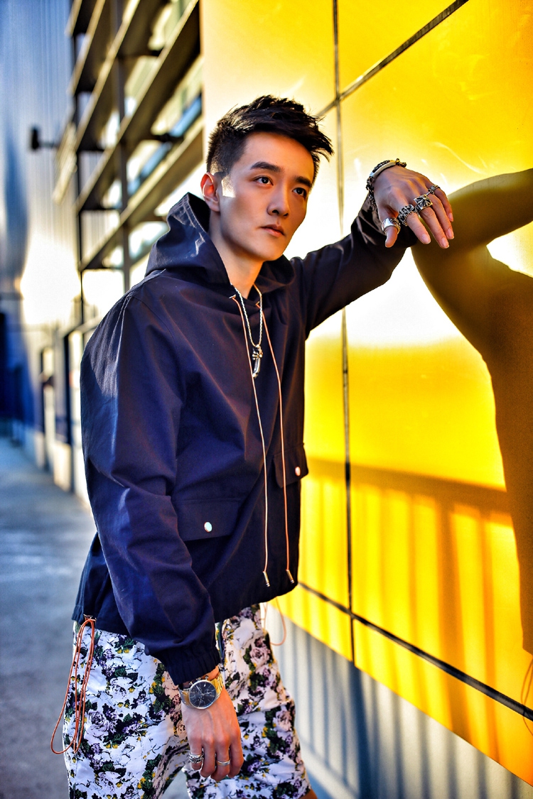 组图初俊辰曝初夏写真玩酷表情魅力足