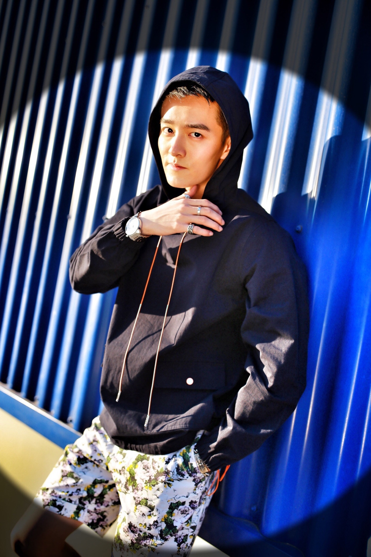 组图:初俊辰曝初夏写真 玩酷表情魅力足