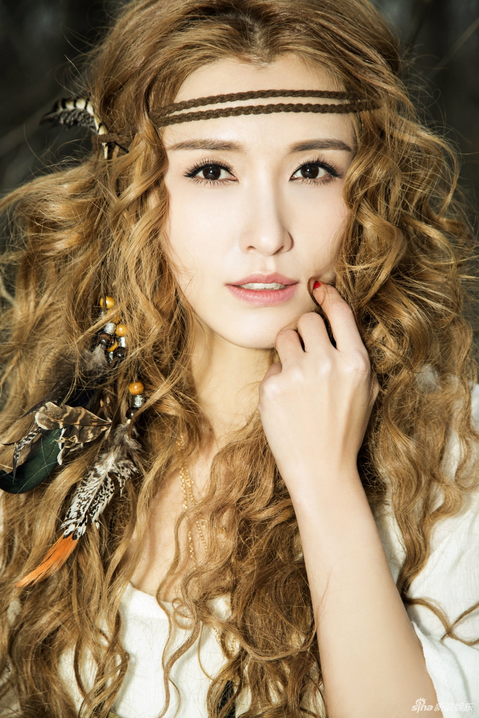 组图:徐洁儿曝文艺写真 优雅玩转复古森女范