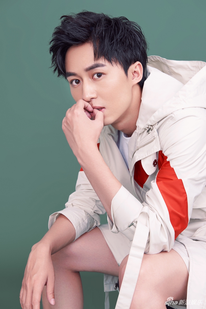 组图:付嘉曝清爽写真 少年气息扑面而来