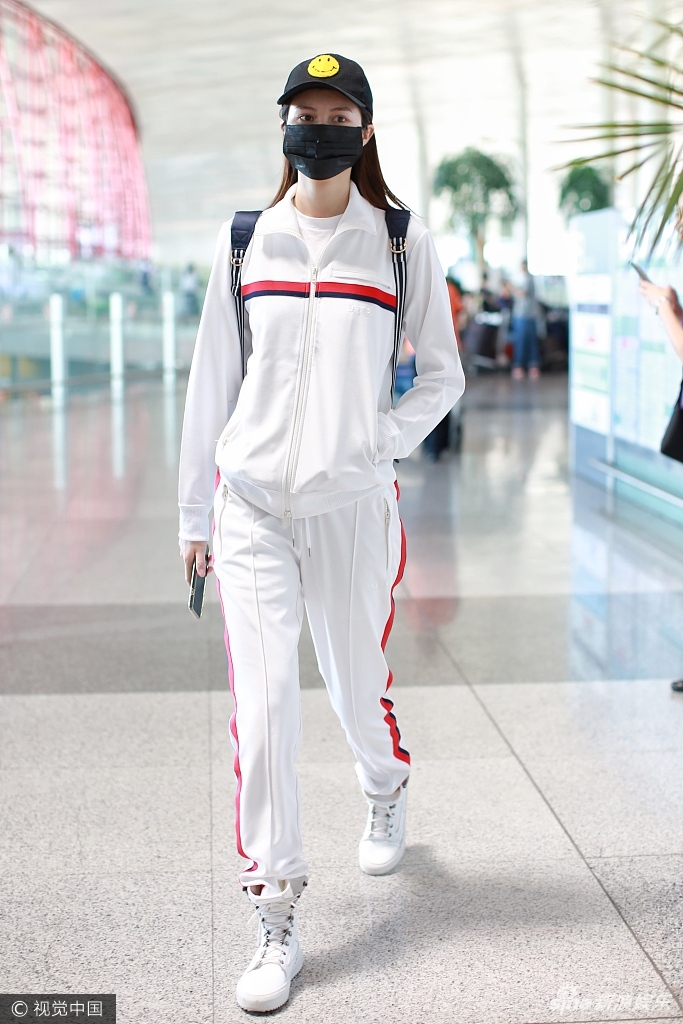 组图何穗白色运动装现身一路聊语音全副武装难掩气场