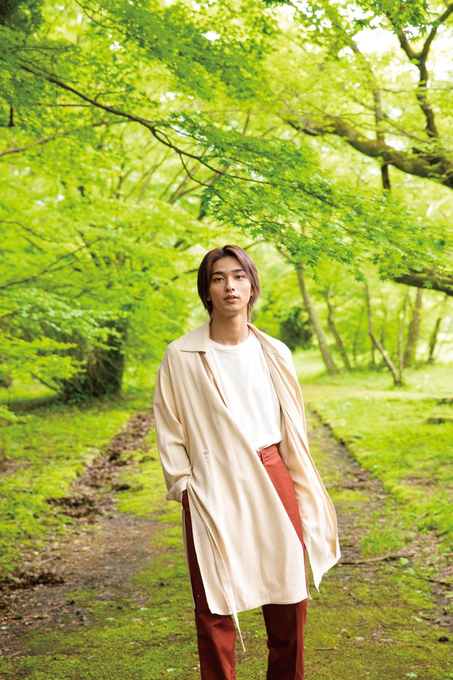 组图:当红小鲜肉横滨流星拍摄年历 大秀健美好身材