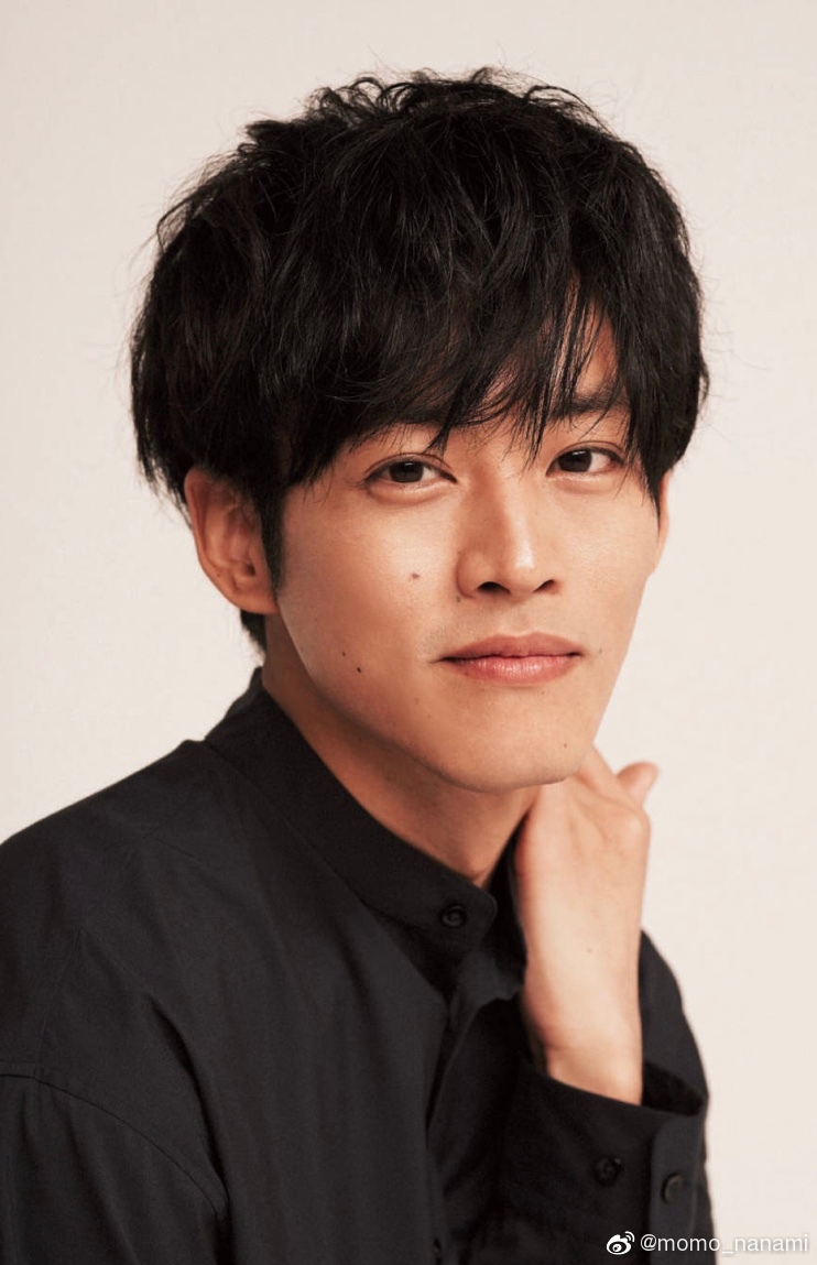 组图:松坂桃李拍日杂《cancam》写真 五官俊美酷帅有型