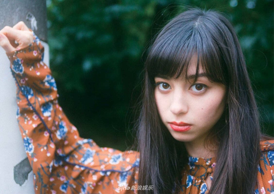 组图:中条彩未穿森女系花裙 金丝边眼镜散发复古味道