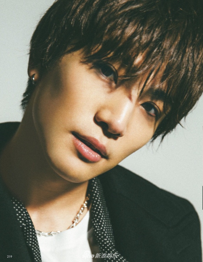 组图:岩田刚典登上杂志内页 高颜值不怕近距离镜头