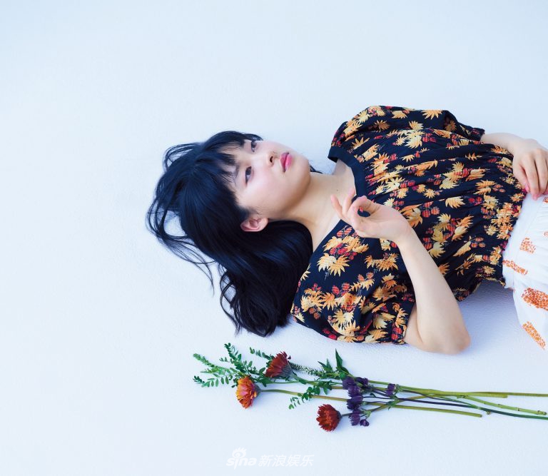 组图:土屋太凤拍摄清新写真 碎花裙子演绎纯真少女