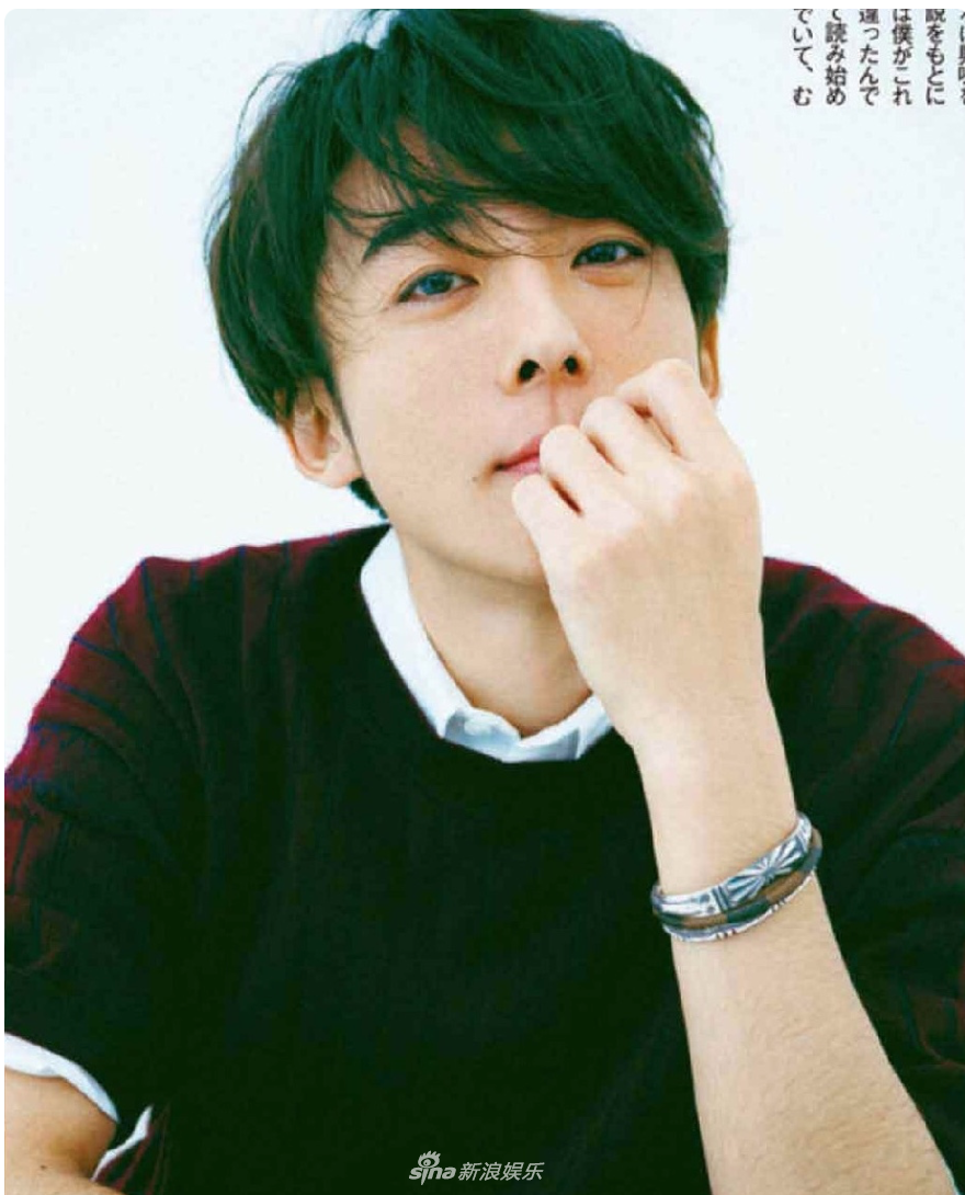 组图:高桥一生拍摄杂志写真 笑容暖心的治愈系男子