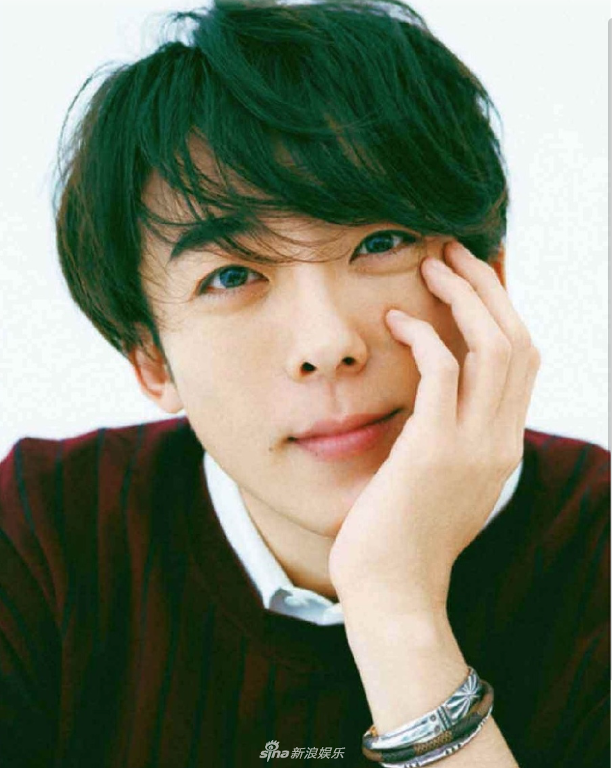 组图:高桥一生拍摄杂志写真 笑容暖心的治愈系男子