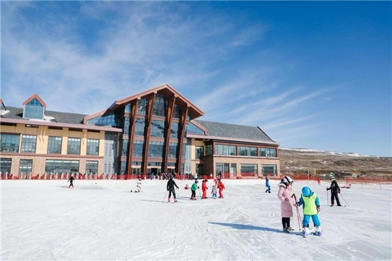 位于内蒙古集宁区乌兰察布的大河湾国际滑雪场就是其中之一.
