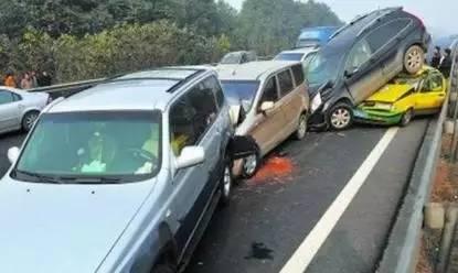 高速上跑120，突然前方限速80，车主如何应对！