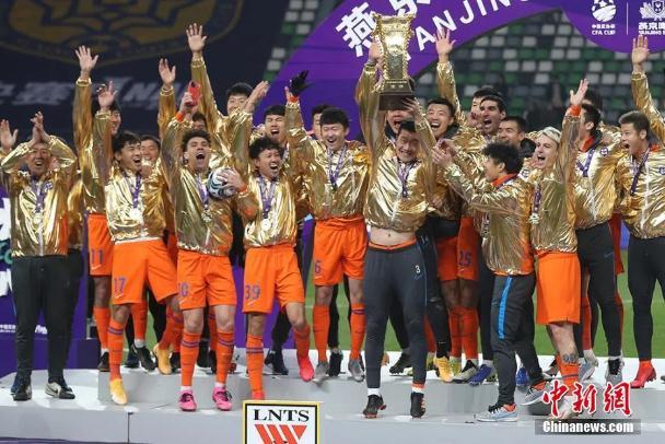 2020赛季足协杯决赛，山东鲁能如愿捧杯，获得2021赛季亚冠正赛资格。泱波 摄
