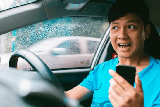 车圈热搜 特斯拉上海工厂备产新车 等灯勿玩手机