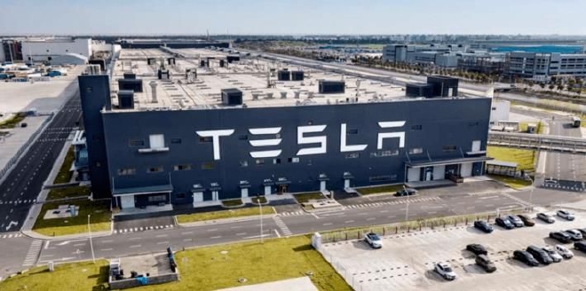 车圈热搜 特斯拉上海工厂备产新车 等灯勿玩手机