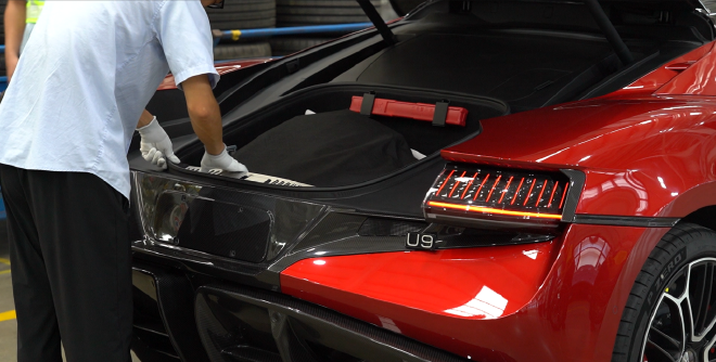 仰望U9铭刻 比亚迪第900万辆新能源汽车下线里程碑