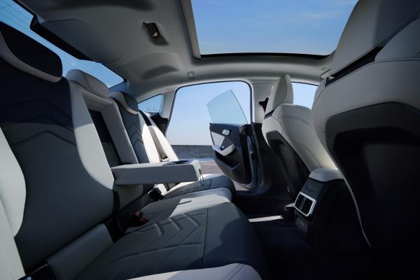 第一款国产M性能轿车 全新BMW 2系四门轿跑车首发