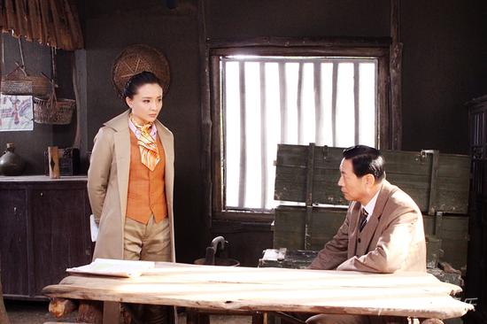 孙茜山路拍戏险摔跤 片场生活条件恶劣|孙茜|电视剧_新浪娱乐_新浪网