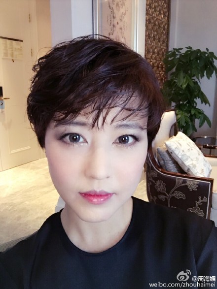 周海媚皮肤白皙娇嫩