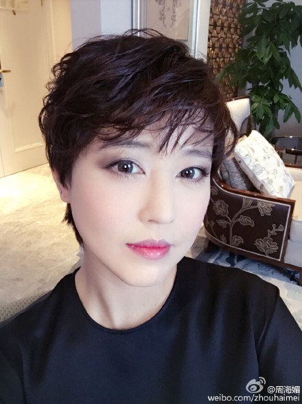 周海媚晒短发自拍