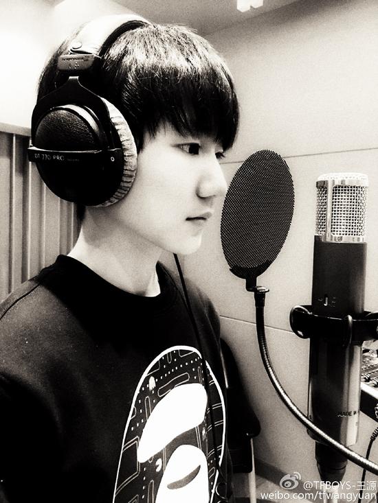 TFBOYS王源录新歌 提问:我是歌手吧?_手机新浪网