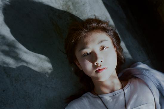 颜卓灵《此致》写真图