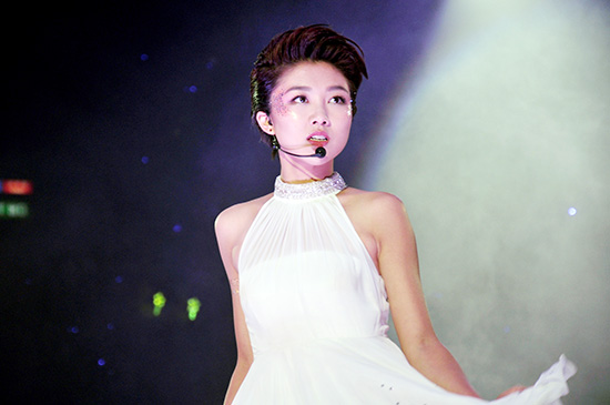 颜卓灵习舞多年表演现场气场十足