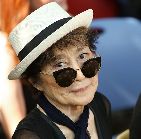 83岁小野洋子或因中风住院处无意识状态