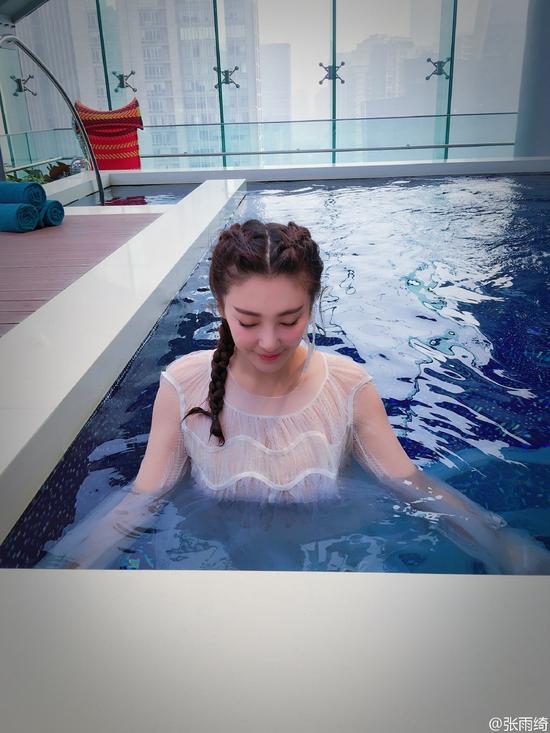 张雨绮穿薄纱下水湿身美胸丰满呼之欲出