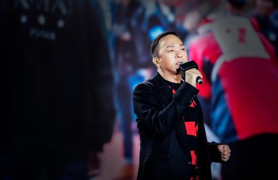 黄家强现身北京演唱beyond经典歌曲(图)|黄家强|beyond|李晨_新浪娱乐_新浪网