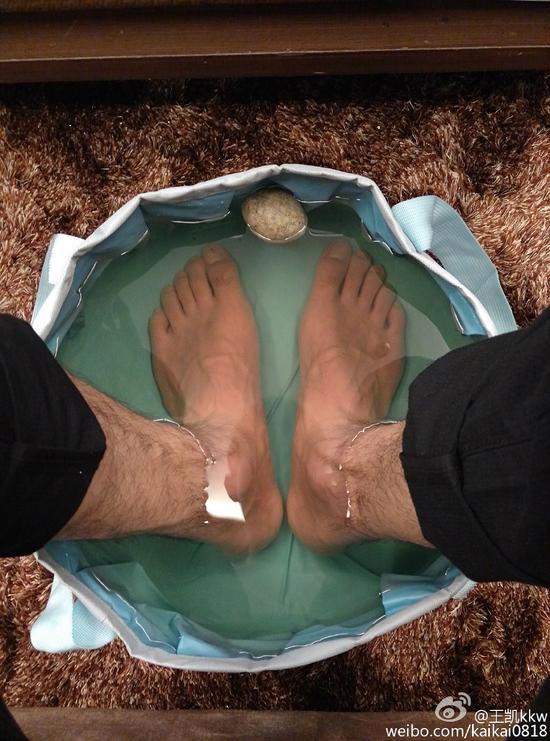 王凯晒泡脚照享受 浓密腿毛性感抢镜(图)