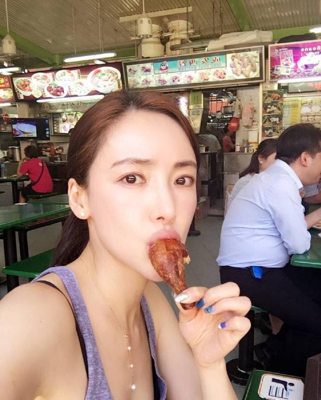 叶一云微博晒旅行美图自封吃货霸王花