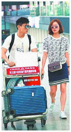 “隆诗”出现在上海机场，吴奇隆负责推车，刘诗诗空手跟随。