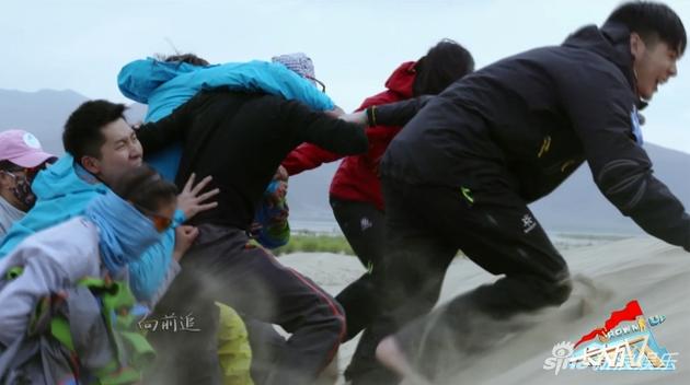 少年沙漠奋力前进