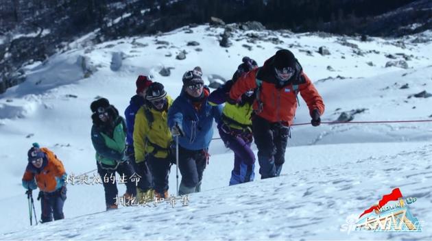 艰难攀登雪山