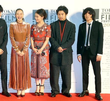 10月25日东京，左一苍井优，右一石崎参加东京国际电影节开幕仪式