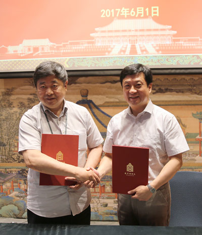 故宫博物院院长单霁翔（左）、中国儿童艺术剧院院长尹晓东（右）签署合作协议。